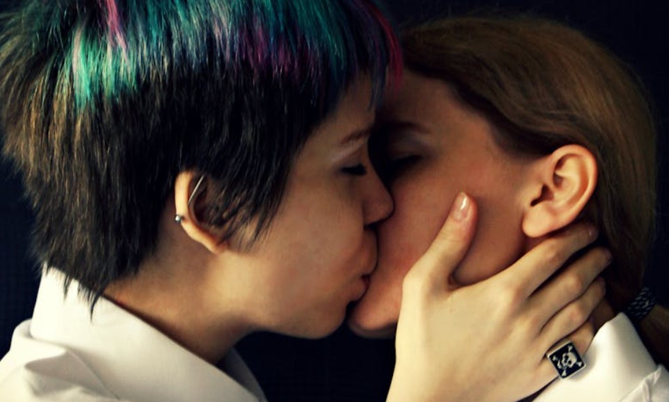 夢見親吻陌生同性：15 個意義和象徵