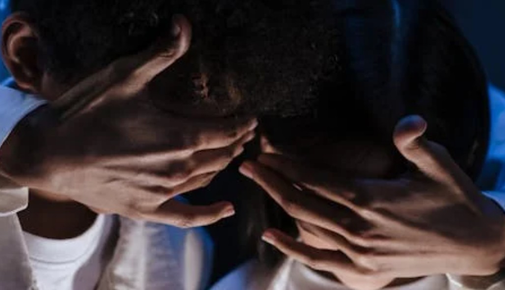 夢見兄弟被毆打：12 個意義和象徵