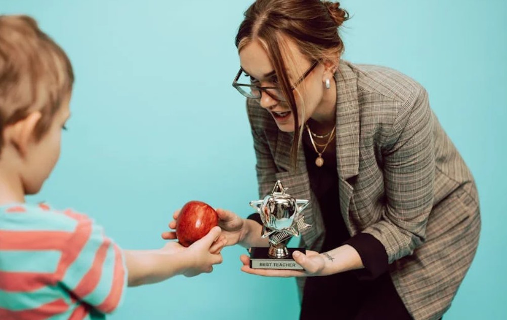夢見別人獲得讚賞：10 個意義和象徵