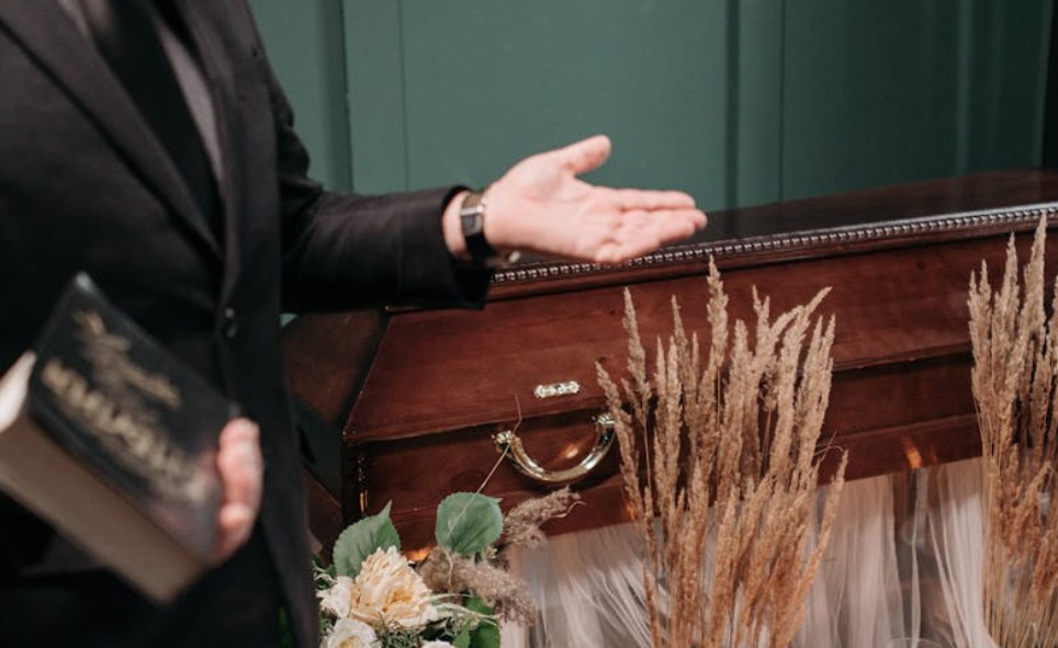 夢見逝者喪禮：11 個意義和象徵