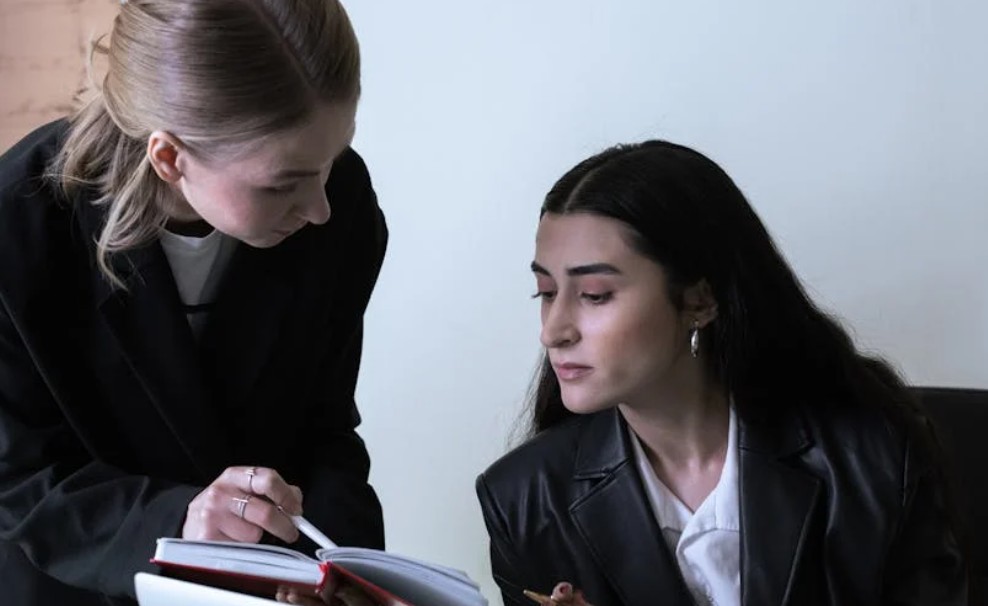 夢見與同事交談 ：6 個意義和象徵