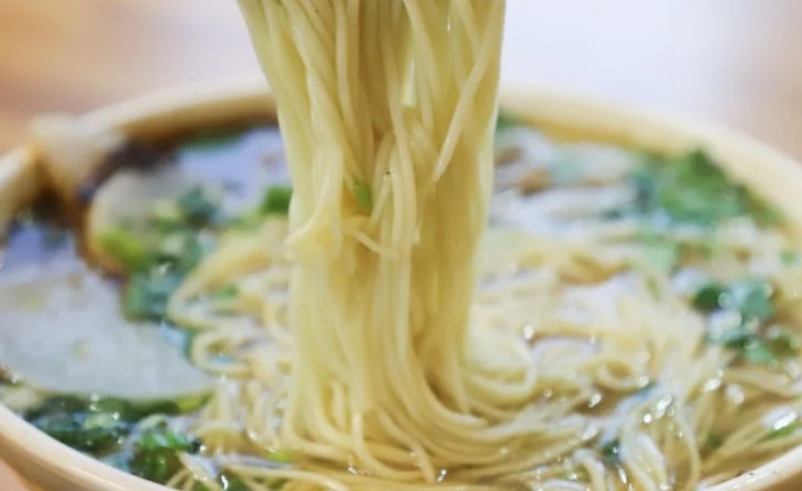 夢見吃麵條：6 個意義和象徵