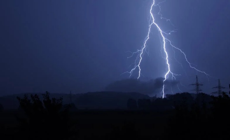 夢見颱風與閃電同時出現：7 個意義和象徵