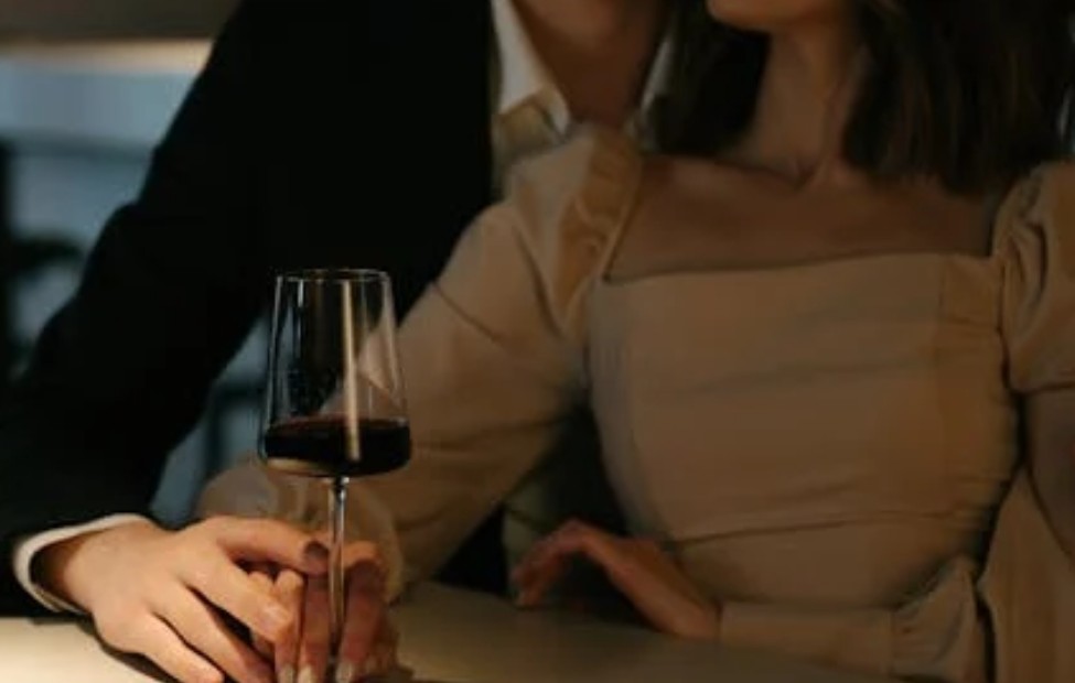 夢見與認識的人約會：10 個意義和象徵