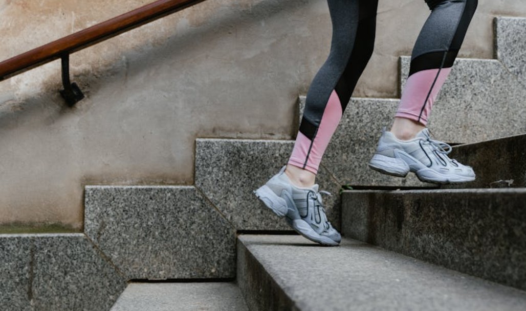 夢見爬樓梯：13 個意義和象徵