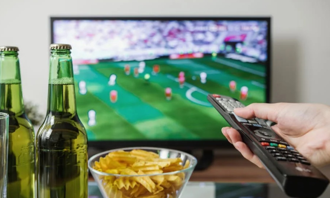 夢見在電視上看足球比賽：7 個意義和象徵