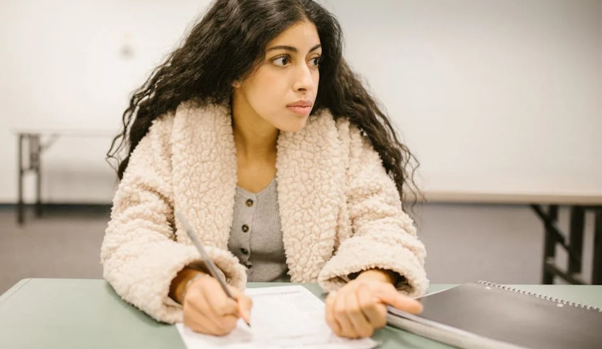 夢見考試不及格的 9 個夢境解釋：夢見考試遲到的夢、夢見考試監考員