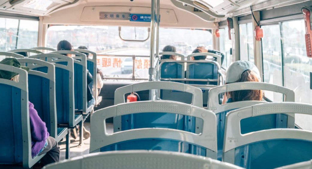 夢見搭乘巴士的 5 個夢境解釋：夢見巴士太擁擠、夢見開巴士