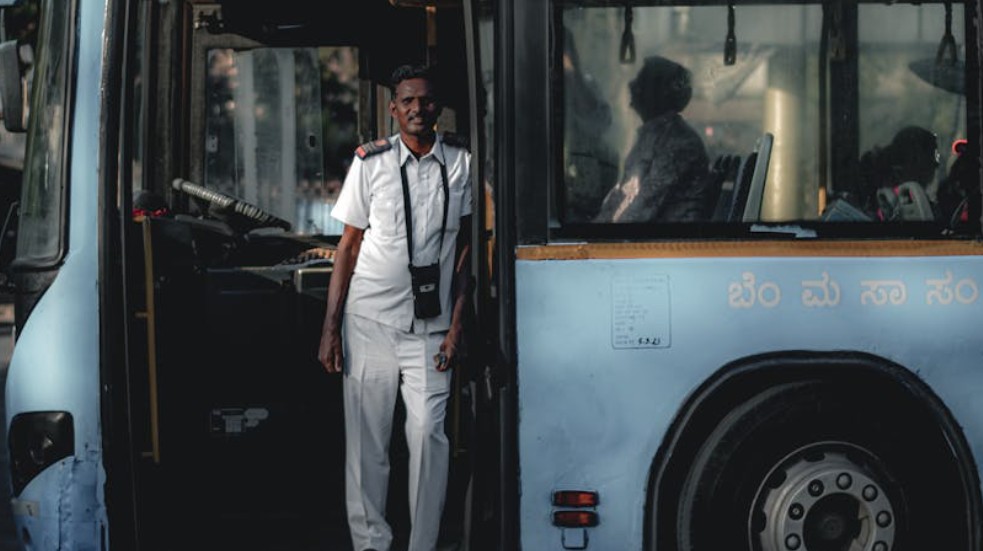 夢見購買巴士票的 10 個夢境解釋:夢見搭錯巴士、夢見在巴士下車 夢見購買巴士票的 10 個夢境解釋:夢見搭錯巴士、夢見在巴士下車