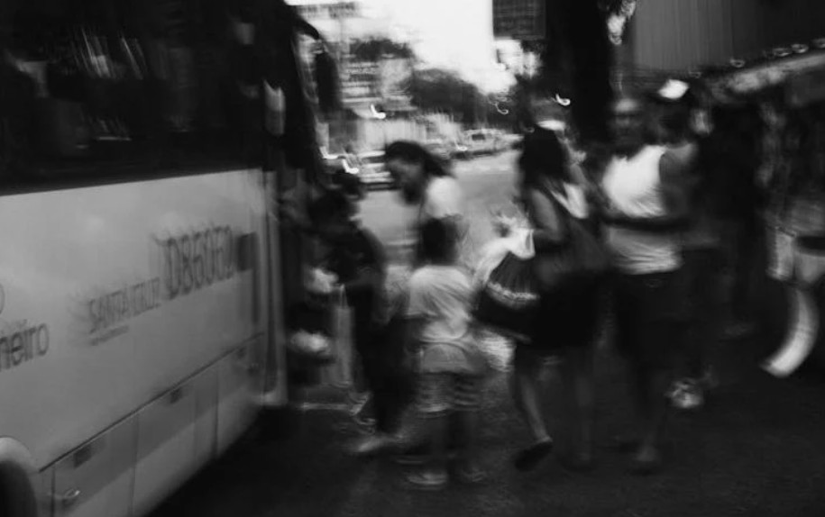 夢見巴士站的 9 個夢境解釋:夢見在巴士站等某人、夢見巴士站下雨 夢見巴士站的 9 個夢境解釋:夢見在巴士站等某人、夢見巴士站下雨