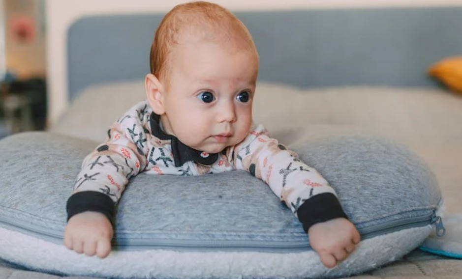 夢見觸摸嬰兒的 9 個夢境解釋：夢見與嬰兒玩耍、夢見讓寶寶入睡