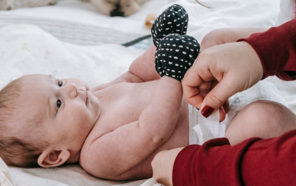 夢見換嬰兒便便尿布的 9 個夢境解釋：夢見吸吮和烘乾嬰兒尿布、夢見丟掉寶寶的尿布