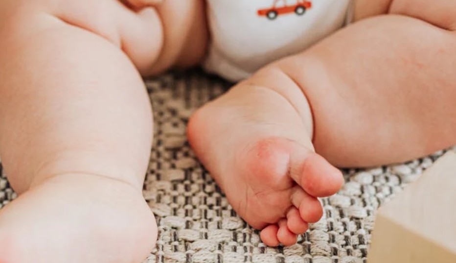 夢見寶寶吃大便的 9 個夢境解釋：夢見寶寶吃便便並嘔吐、夢見寶寶分享便便