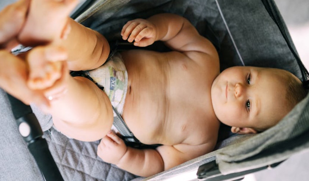 夢見嬰兒在馬桶大便的 9 個夢境解釋：夢見嬰兒有糞便、嬰兒嘔吐夢