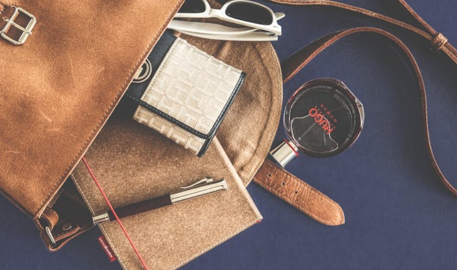 夢見留下一個包包的 5 個夢境解釋：夢見一個感覺太重的包包、夢見一袋垃圾