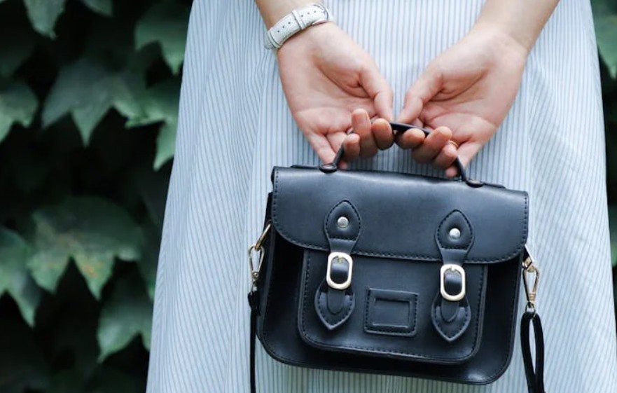 夢見背著包包的 9 個夢境解釋：夢見偷袋子、夢見從袋子裡拿東西
