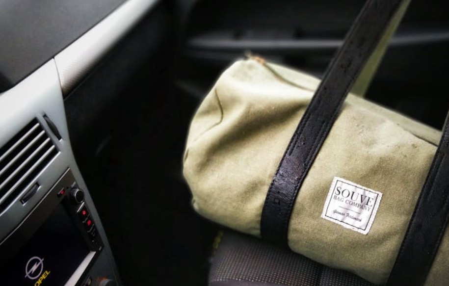 夢見包包被偷的 9 個夢境解釋：夢見自己留下一個包包、夢見買新包包