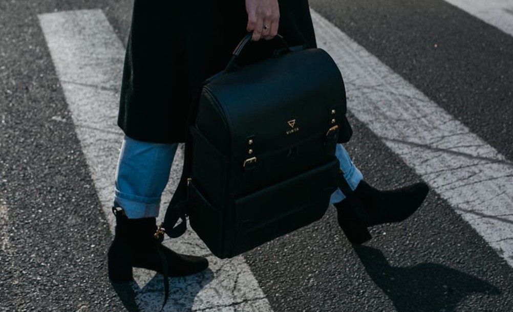 夢見一個袋子的 9 個夢境解釋：夢見掉落袋子、夢見從袋子裡拿東西