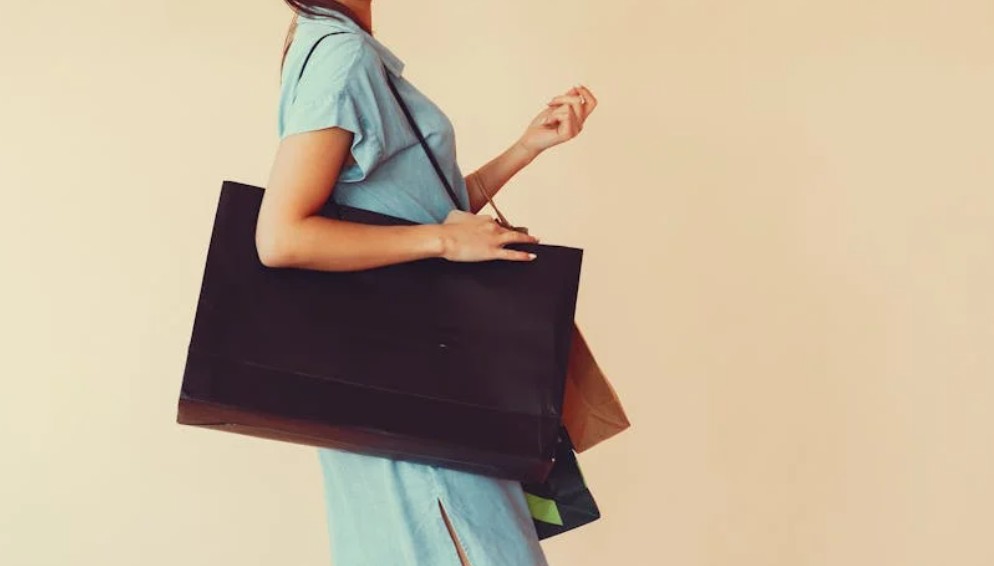 夢見買包包的 9 個夢境解釋：夢見奇怪物品從袋子裡掉出來 、夢見別人拿走你的包包