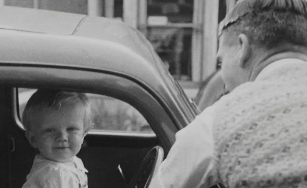 夢見已故的父親打我的 9 個夢境解釋：夢見與已故父親交談 、 夢見已故父親送你禮物