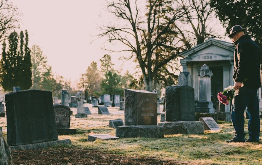 夢見破壞墳墓：8 個意義和象徵