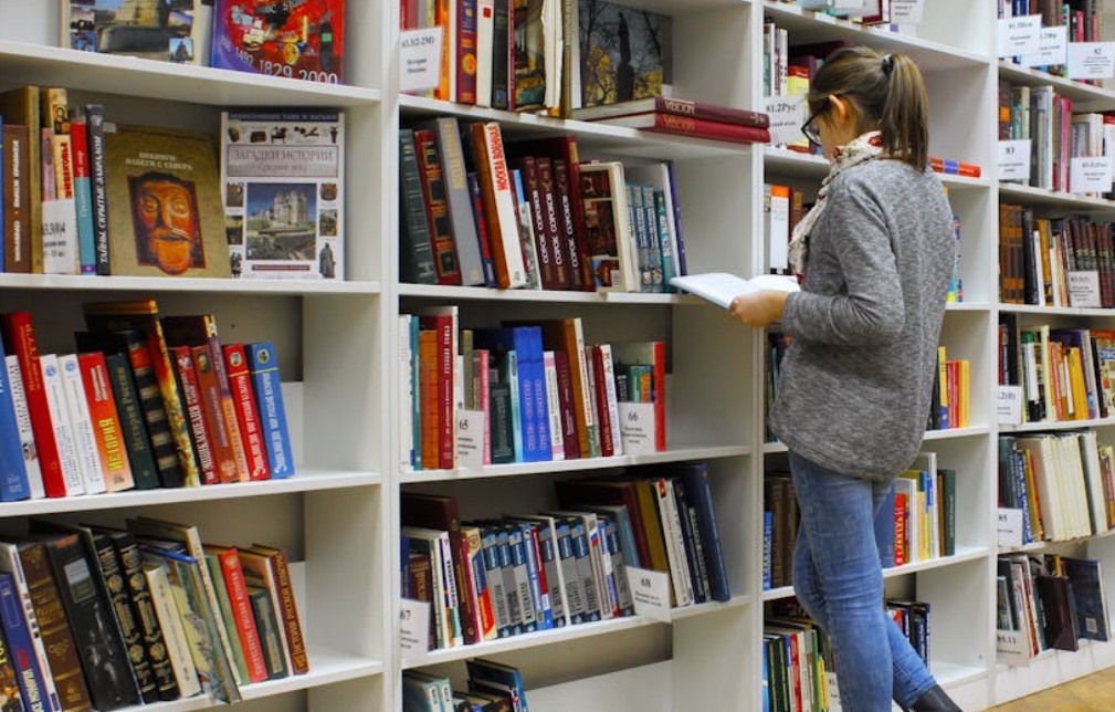 夢見前往圖書館：8 個意義和象徵