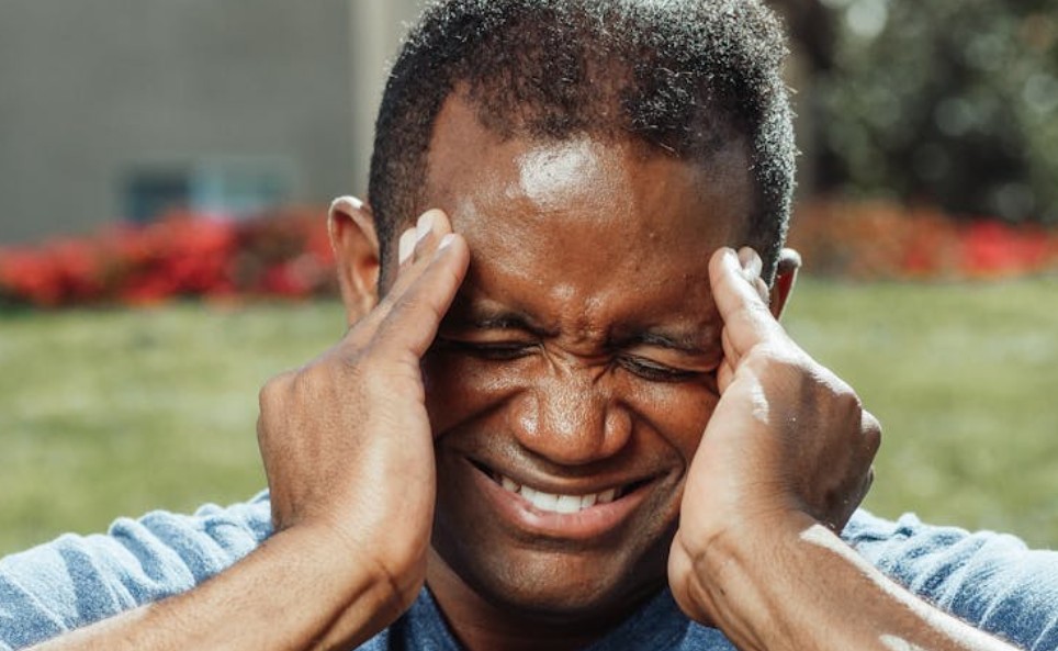 夢見太陽神經叢被壓迫：7 個意義和象徵