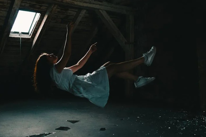 夢見陌生人被詛咒:8 個意義和象徵 夢見陌生人被詛咒:8 個意義和象徵