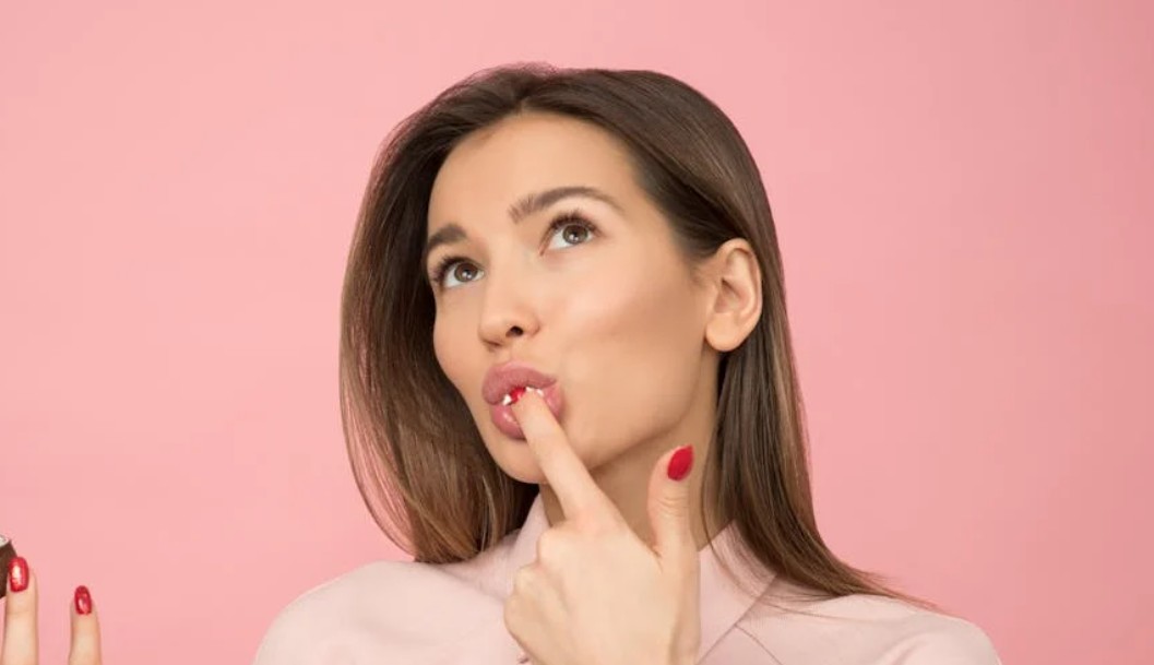 夢見有人舔手：7 個意義和象徵