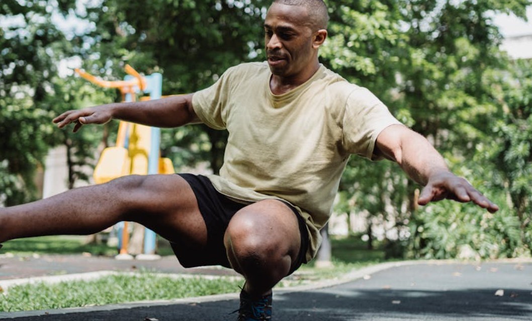 夢見在斜坡上跌倒：11 個意義和象徵