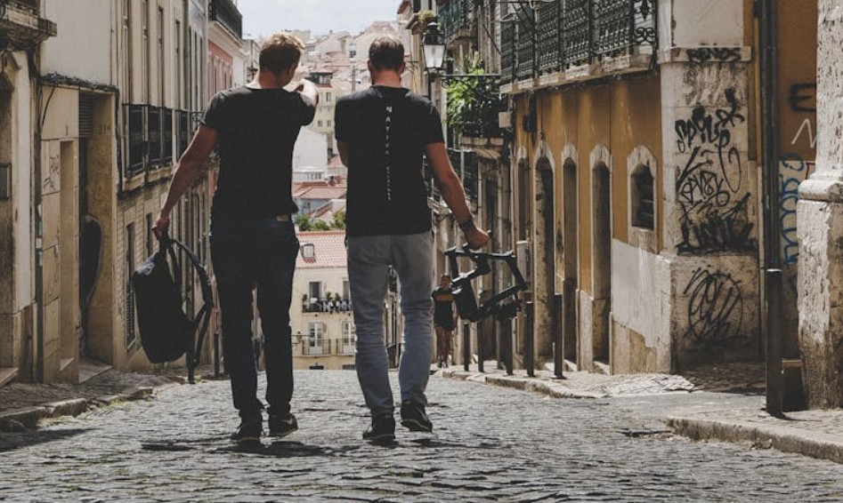 夢見與人同行：12 個意義和象徵