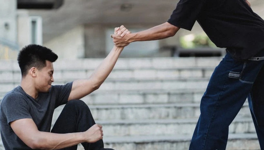 夢見幫助跌倒的人：12 個意義和象徵