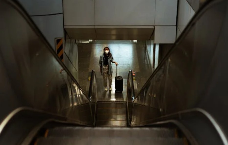 夢見搭電梯下到地下室：9 個意義和象徵