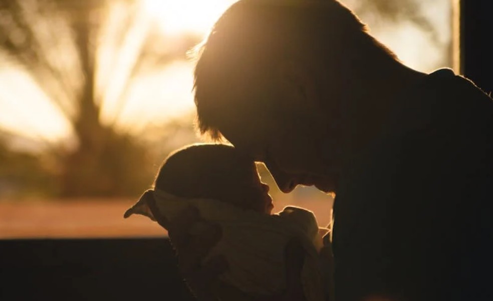 夢見已故父親給你錢的 9 個夢境解釋：夢見已故父親牽著你的手 、 夢見已故父親擁抱你