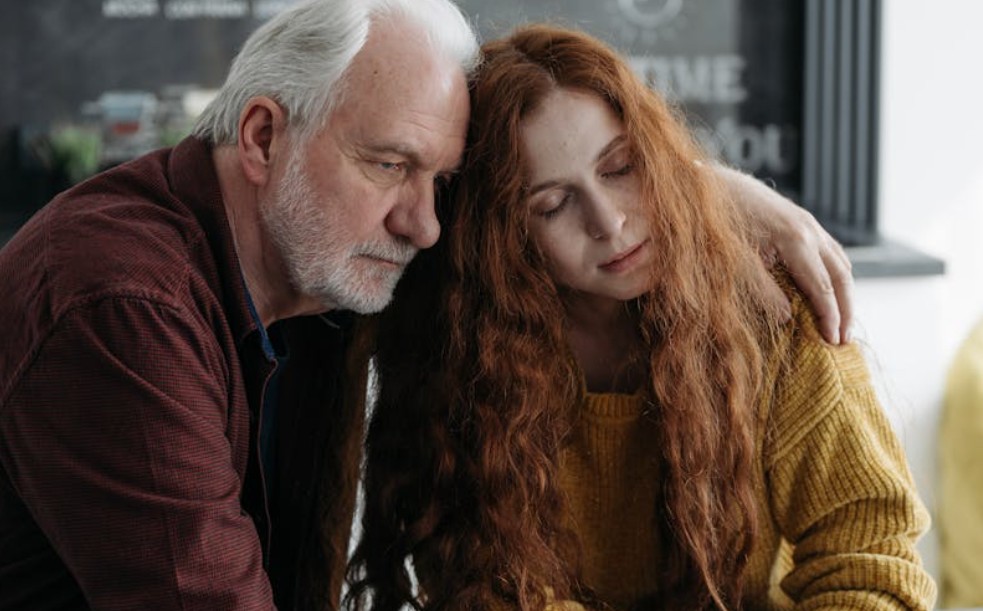 夢見已故父親呼喚你的名字的 9 個夢境解釋：夢見已故的父親回家、 夢見已故父親帶著微笑離開