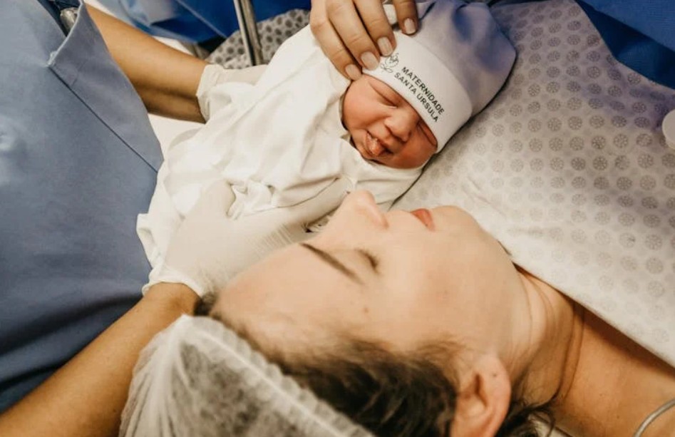 夢見抱著生病母親的 9 個夢境解釋：夢見抱著母親搬運東西、夢見媽媽抱著我