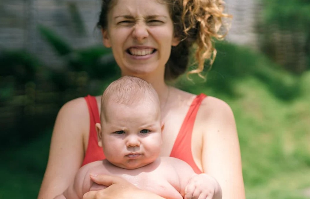 夢見背著母親的 9 個夢境解釋：夢見媽媽擁抱我、夢見媽媽去世