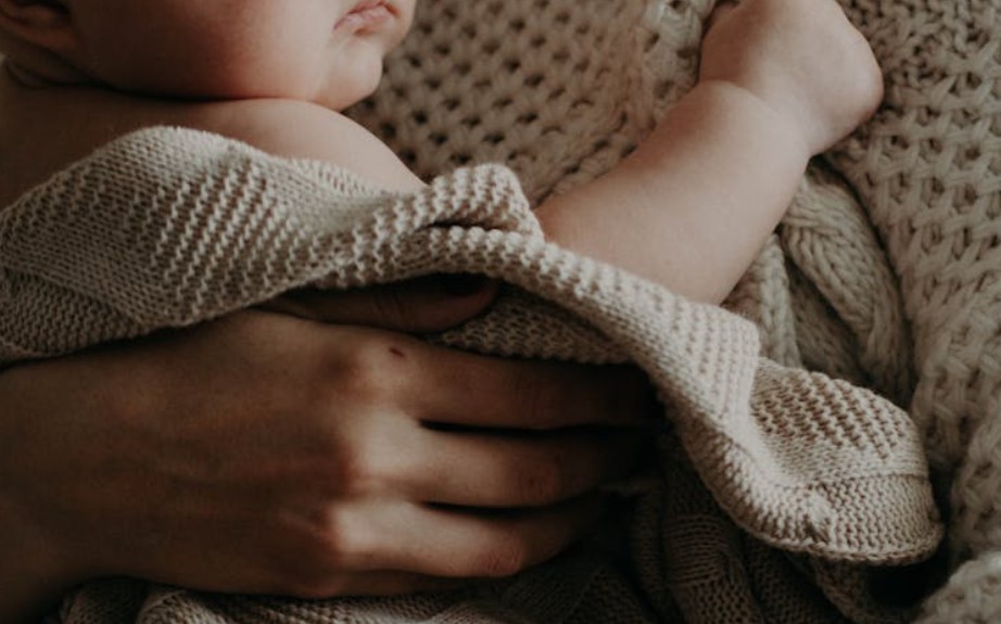 夢見殺死母親的 9 個夢境解釋：夢見媽媽擁抱我、夢見媽媽微笑