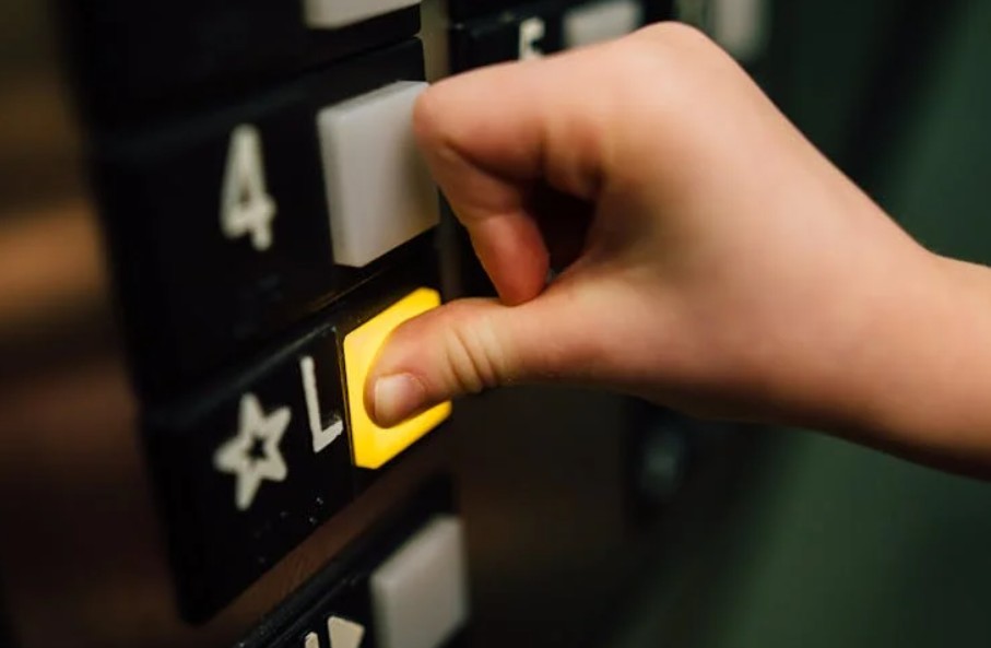 夢見電梯的 10 個夢境解釋： 夢見被困在電梯裡 、夢見錯過電梯