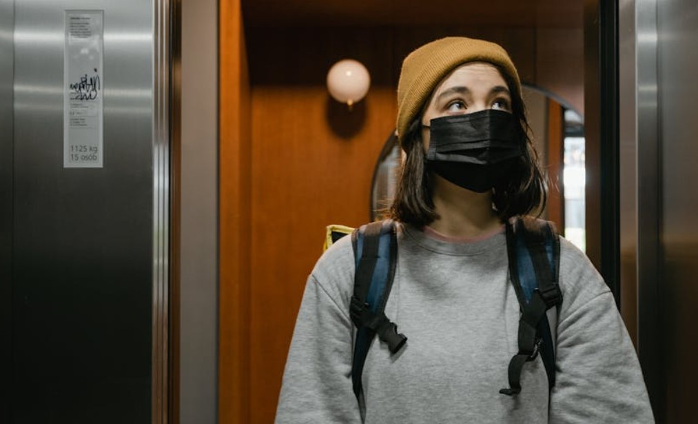 夢見搭電梯的 9 個夢境解釋：夢見電梯裡的黑暗、夢見電梯門關閉