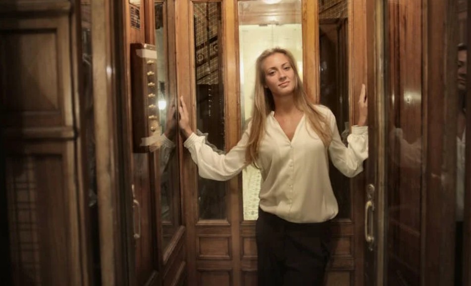 夢見搭電梯上升的 9 個夢境解釋：夢見在電梯裡感到恐懼 、夢見一部電梯開著且停著