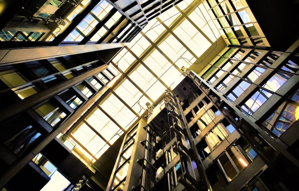 夢見電梯墜毀的 9 個夢境解釋：夢見獨自跌入電梯 、 夢見電梯墜毀並有人救你