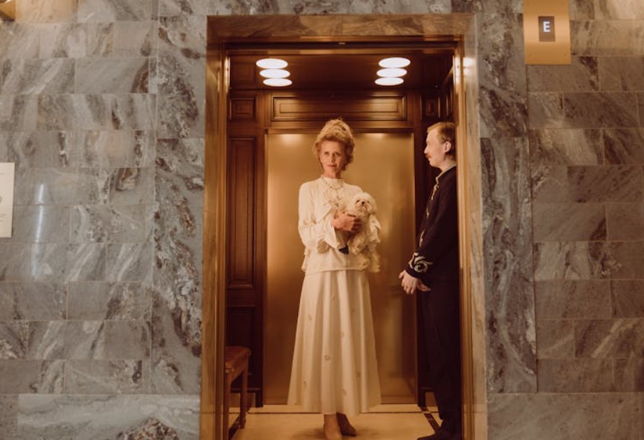 夢見被困在電梯裡的 9 個夢境解釋：夢見與人在電梯中相處、夢見電梯搖晃