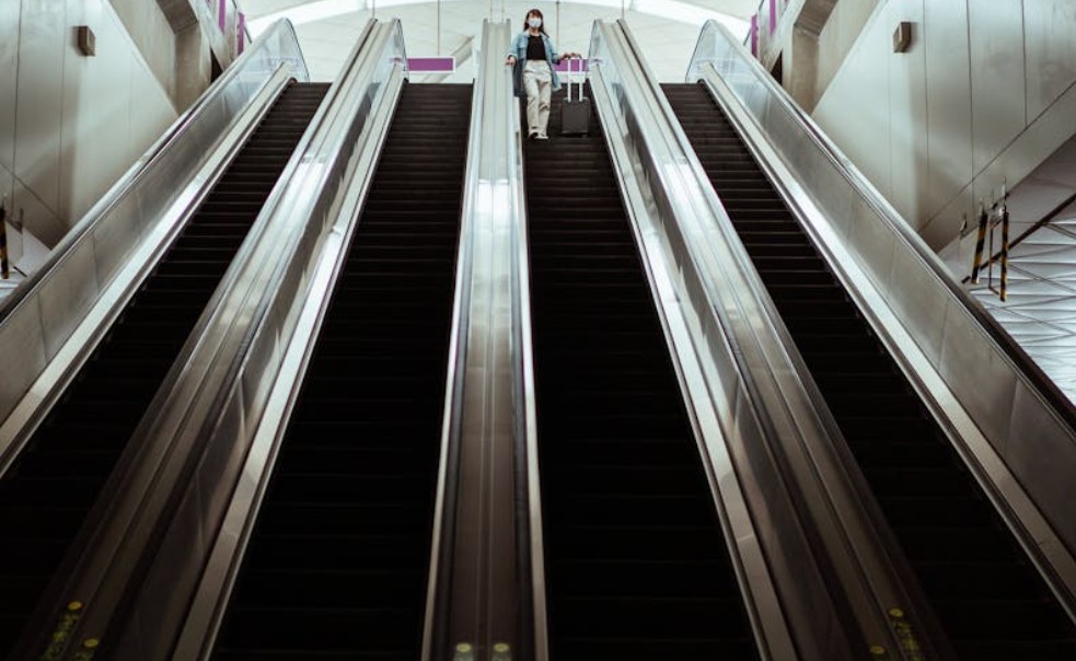 夢見從電梯跌落的 9 個夢境解釋：夢見電梯門關閉、夢見搭電梯時停下來