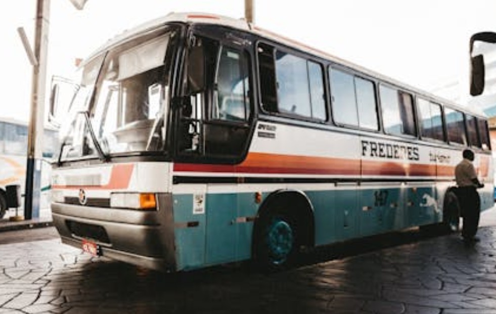 夢見公車墜落的 9 個夢境解釋：夢見開公車 、 夢見一輛壞掉的公車