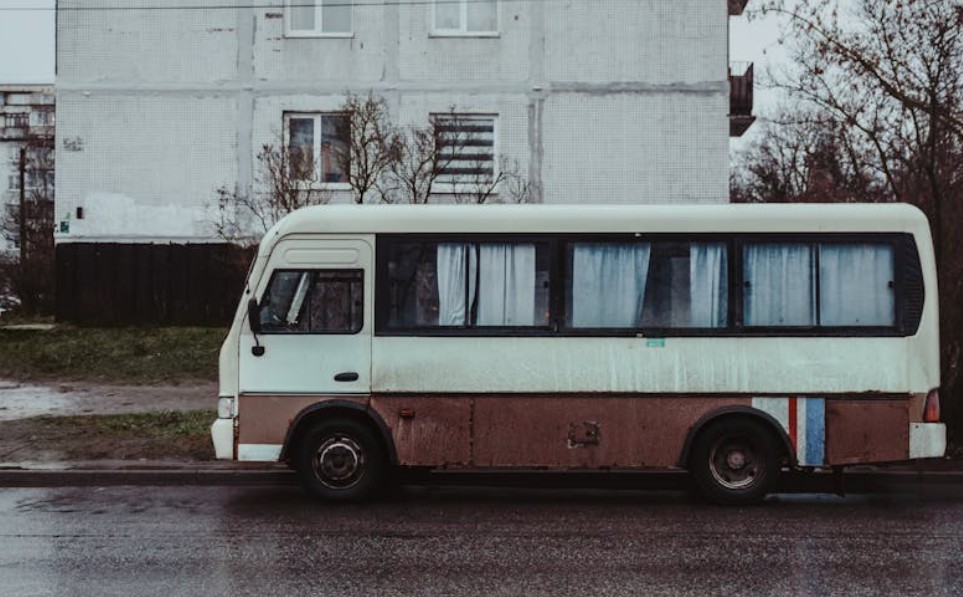 夢見公車墜落的 9 個夢境解釋：夢見與某人搭乘公車、夢見一輛壞掉的公車