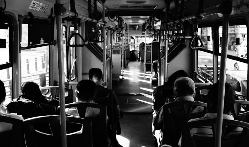 夢見公車翻車的 9 個夢境解釋：夢見家人也在公車翻車、夢見一輛舊公車翻車