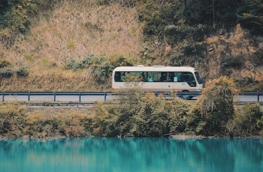 夢見巴士墜入水中的 9 個夢境解釋：夢見一輛公車從橋上落入水中、夢見一輛巴士停在水中