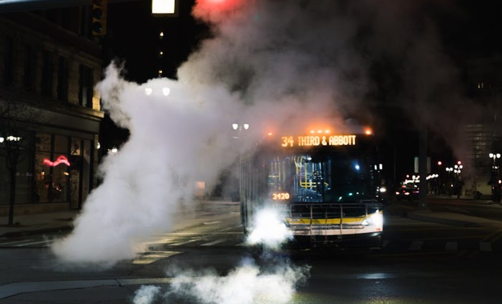 夢見燃燒公車的 9 個夢境解釋：夢見拉著火的公車、夢見救人免於燃燒的公車