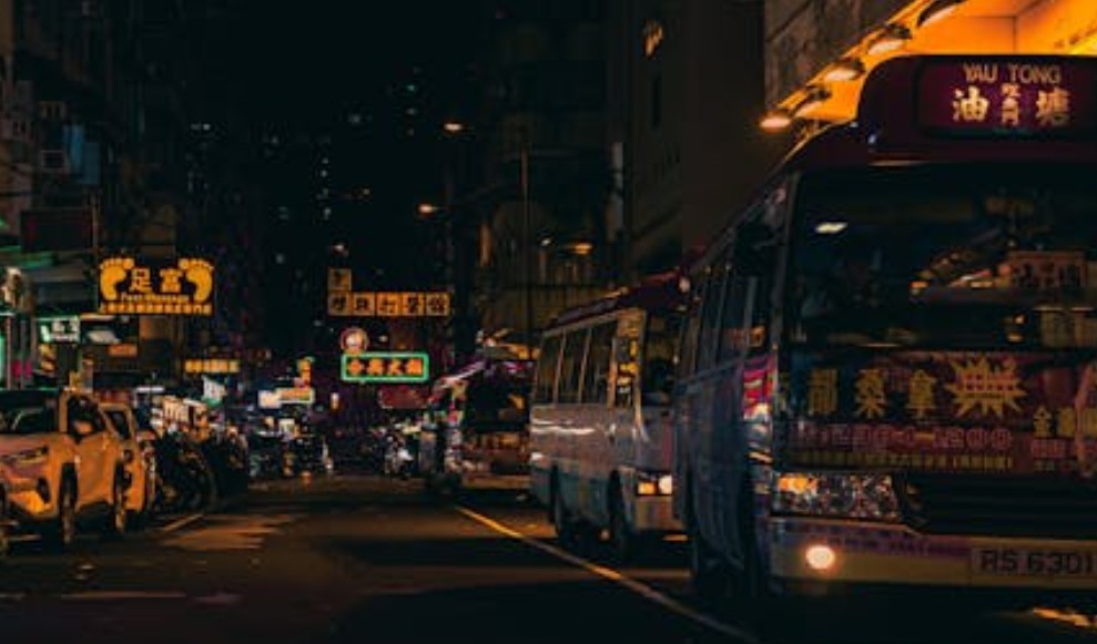 夢見公車不來的 9 個夢境解釋：夢見一輛公車拋錨停下、 夢見在等公車時離開座位